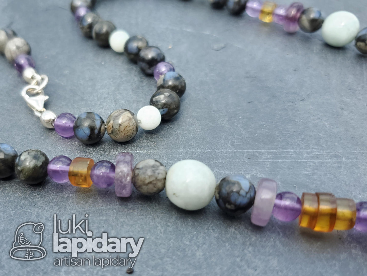 RARE >> Baltic Amber / Jadeite Jade >> Amethyst >> Que Sara >> Full Bead Pendant